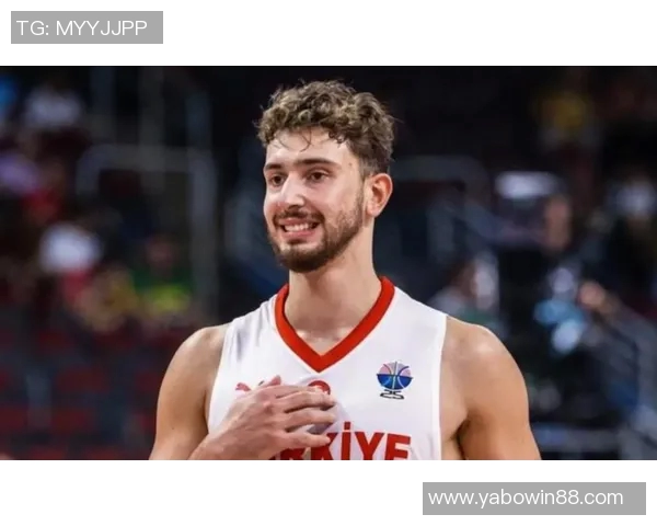 谢泼德防守失误引发申京愤怒拍地板场面尴尬令人心痛 谢泼德防守失误引发申京愤怒拍地板场面尴尬令人心痛