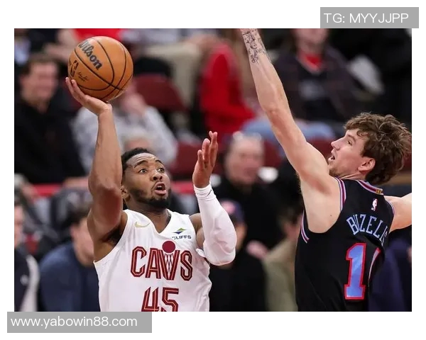 老队友重聚骑士公牛赛前米切尔阿伦与奥科罗亲切交谈回忆往昔