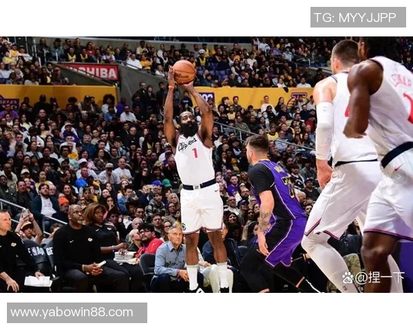 哈登带伤坚持出战31分钟贡献13分6助攻3抢断表现令人担忧 哈登带伤坚持出战31分钟贡献13分6助攻3抢断表现令人担忧